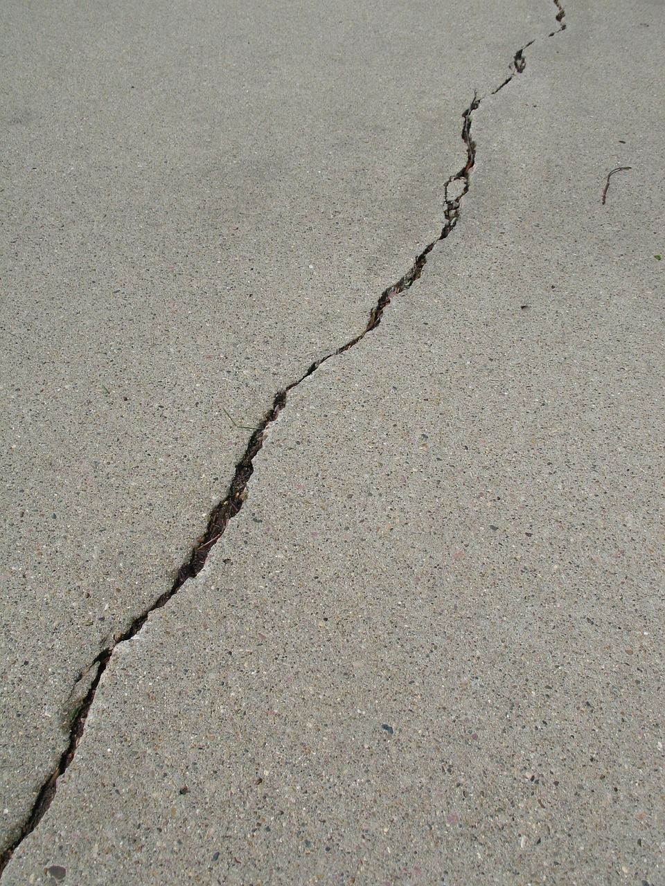 reboucher fissure mur : méthodes efficaces pour réparer rapidement réparation de fissures dans les murs : solutions efficaces et durables pour restaurer l'intégrité de vos murs rapidement et à moindre coût.