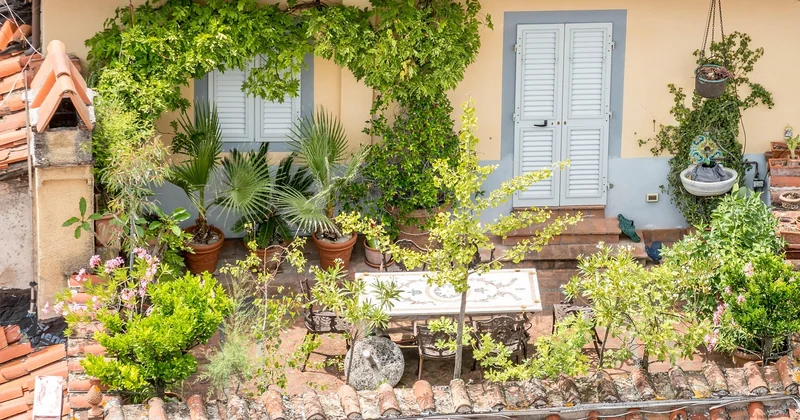 Bâche imperméable pour terrasse et salon de jardin : le piège classique