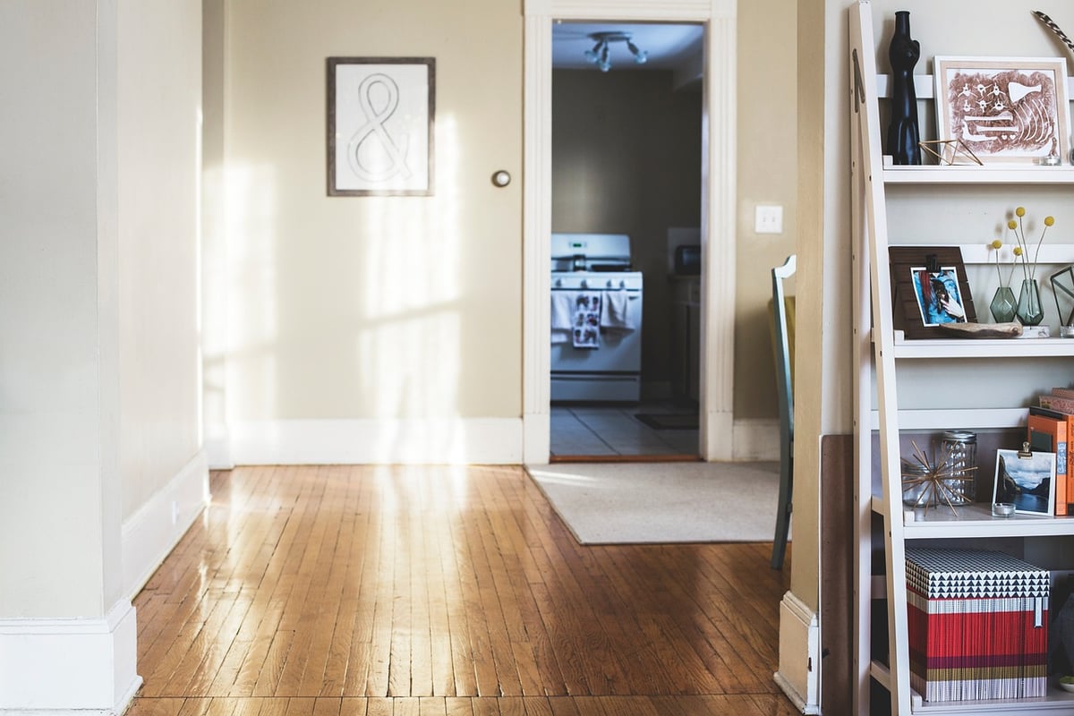 créer une étagère murale design : astuces et idées tendance