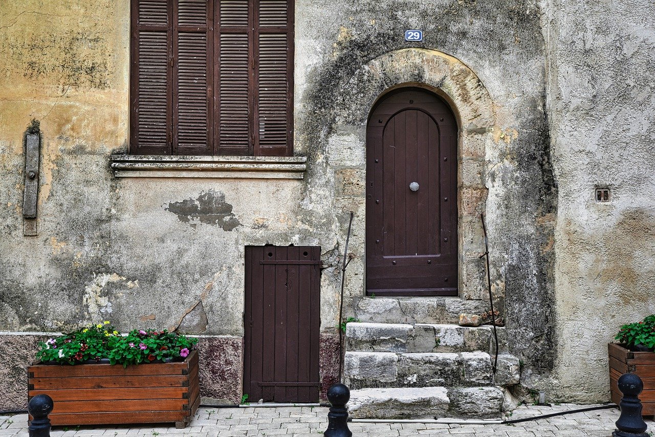 découvrez comment réparer une porte qui grince facilement avec nos conseils pratiques et rapides pour éliminer les grincements.