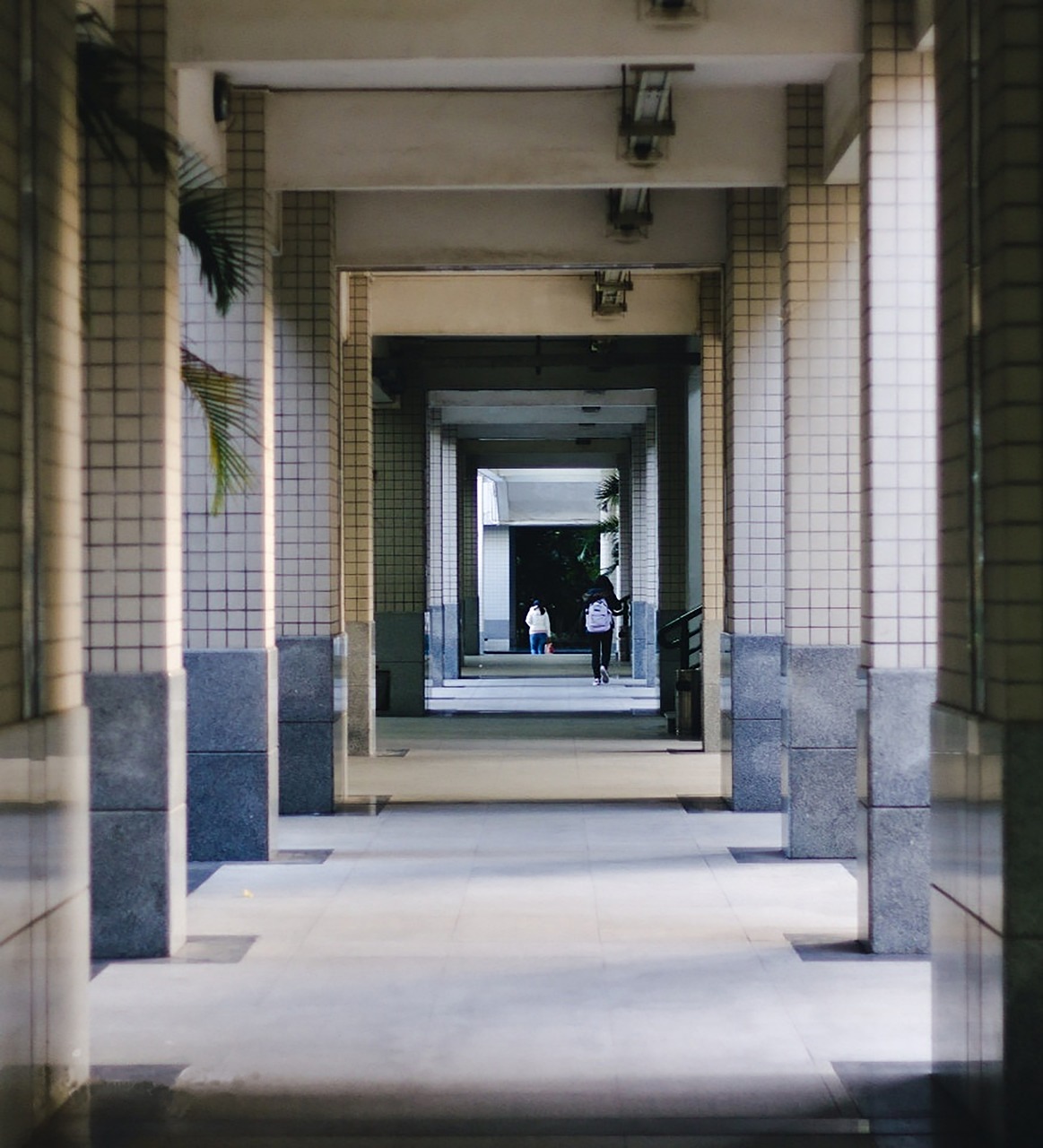 installation de seuil de porte professionnelle pour assurer une finition parfaite, meilleure isolation et protection contre les courants d'air.